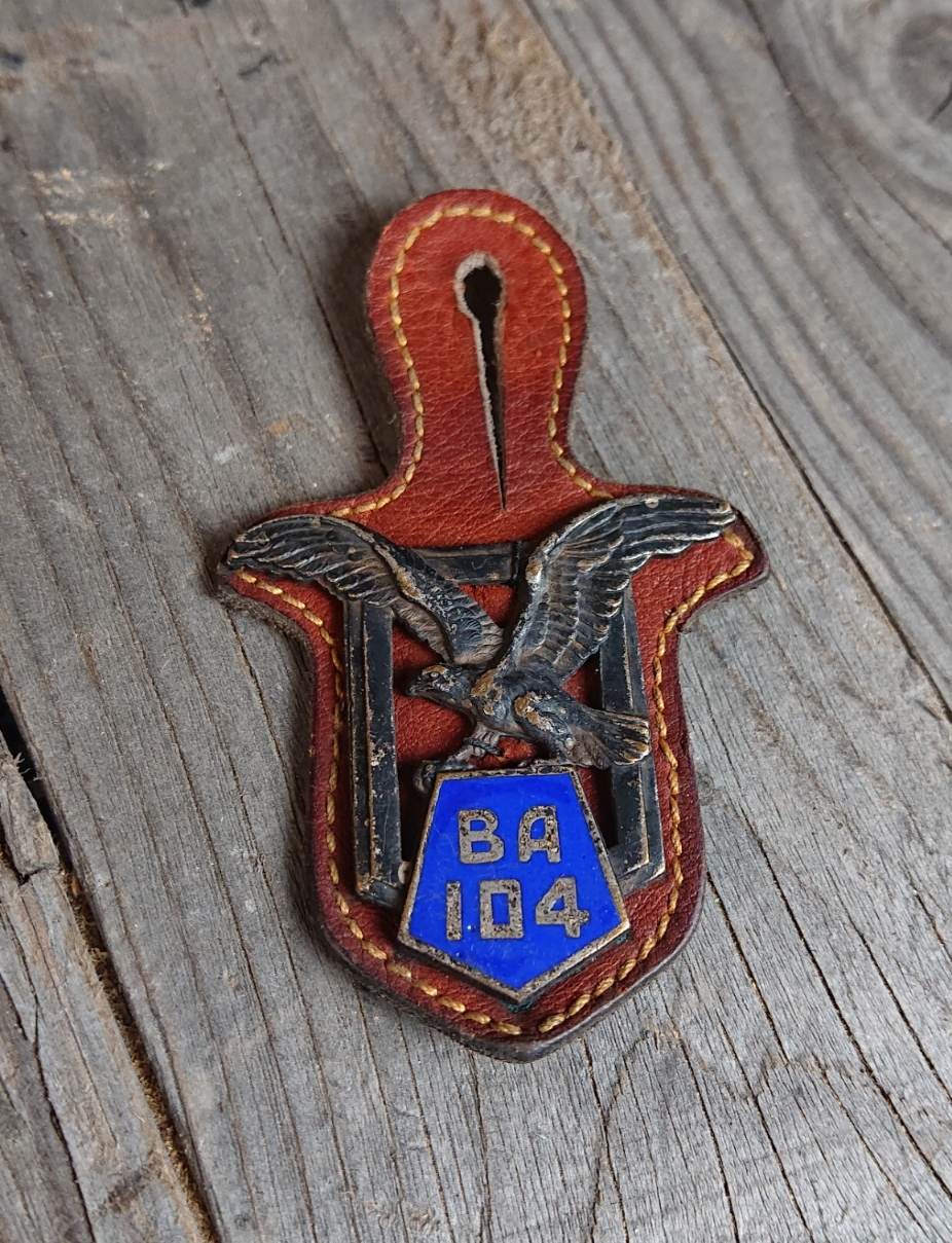 militaria : insigne sur Pucelle BA 104 / badge on Maid BA 104