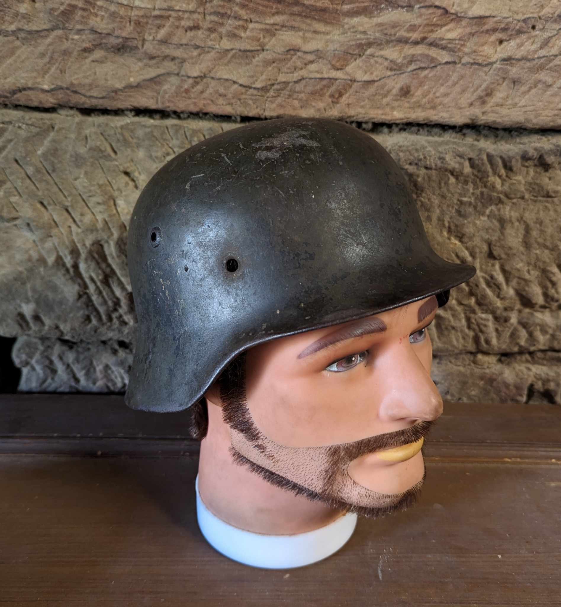 militaria : Coque casque allemand m35 insigne / ww2 German helmet m35