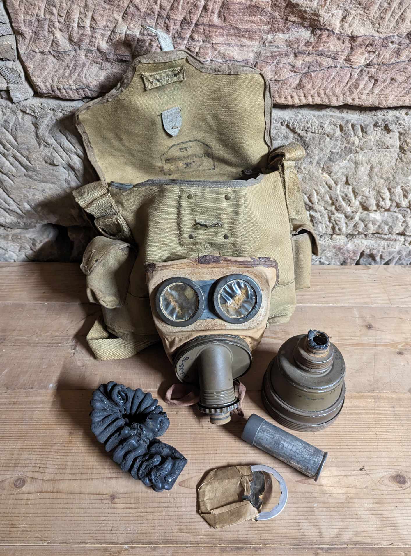 militaria : Masque à gaz ANP 31 France 40 / French ww2 gaz mask